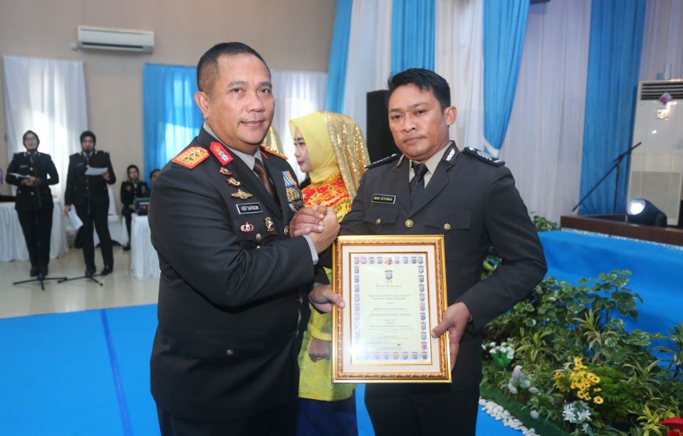 Bripka Iwan Setiawan menerima penghargaan Bhabinkamtibmas Teladan dari Kapolda Kepri.