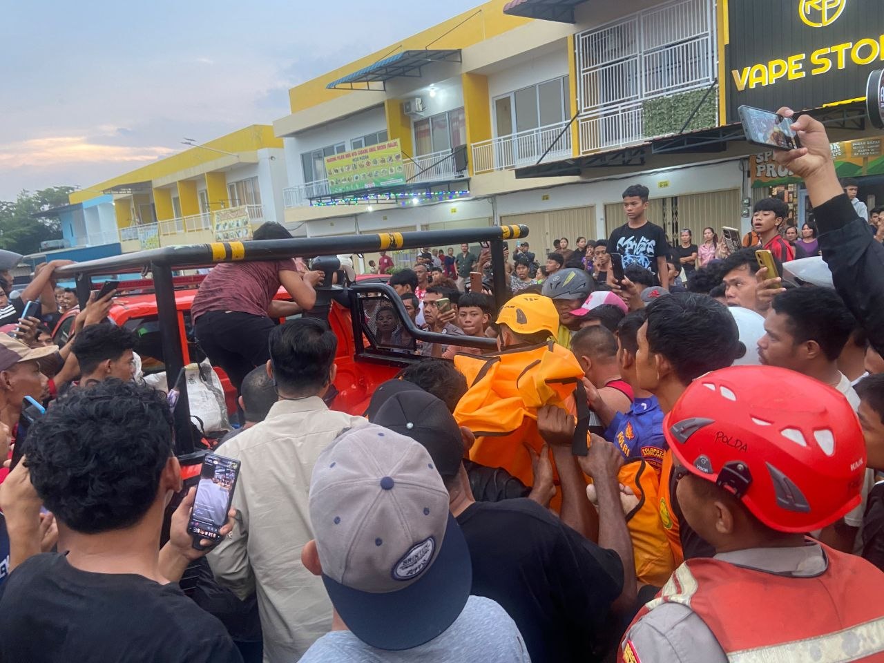 Tim gabungan Basarnas dan Polsek Nongsa melakukan evakuasi pelajar yang hanyut di parit Kabil Batam.