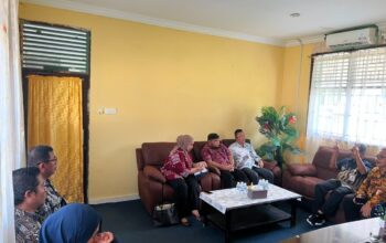 Kepala Ombudsman Kepri Lagat Siadari bersama jajaran saat melakukan kunker pemantauan pelayanan publik di Kantor Kecamatan Galang Batam.
