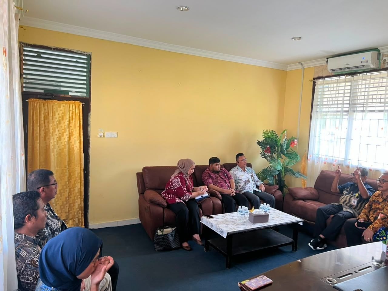 Kepala Ombudsman Kepri Lagat Siadari bersama jajaran saat melakukan kunker pemantauan pelayanan publik di Kantor Kecamatan Galang Batam.