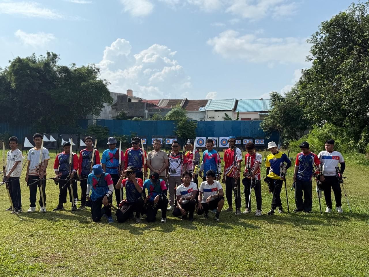 PERPANI Kota Batam resmi menggelar seleksi atlet di Lapangan Panahan Anggrek Sari hari ini, Jumat (10/7). Langkah awal ini jadi modal penting untuk menjaring pemanah terbaik yang siap memperkuat kontingen Kota Batam di ajang Porprov Kepri VI Tahun 2026.