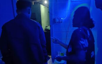 Polisi Polsek Palmatak saat melakukan olah TKP dugaan percobaan penculikan anak di Desa Ladan Anambas
