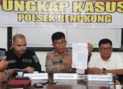 Kapolsek Bengkong AKP Tigor Dabariba menggelar konferensi pers kasus penganiayaan di Batam.