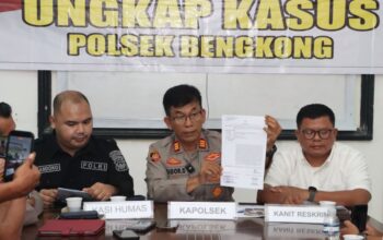 Kapolsek Bengkong AKP Tigor Dabariba menggelar konferensi pers kasus penganiayaan di Batam.