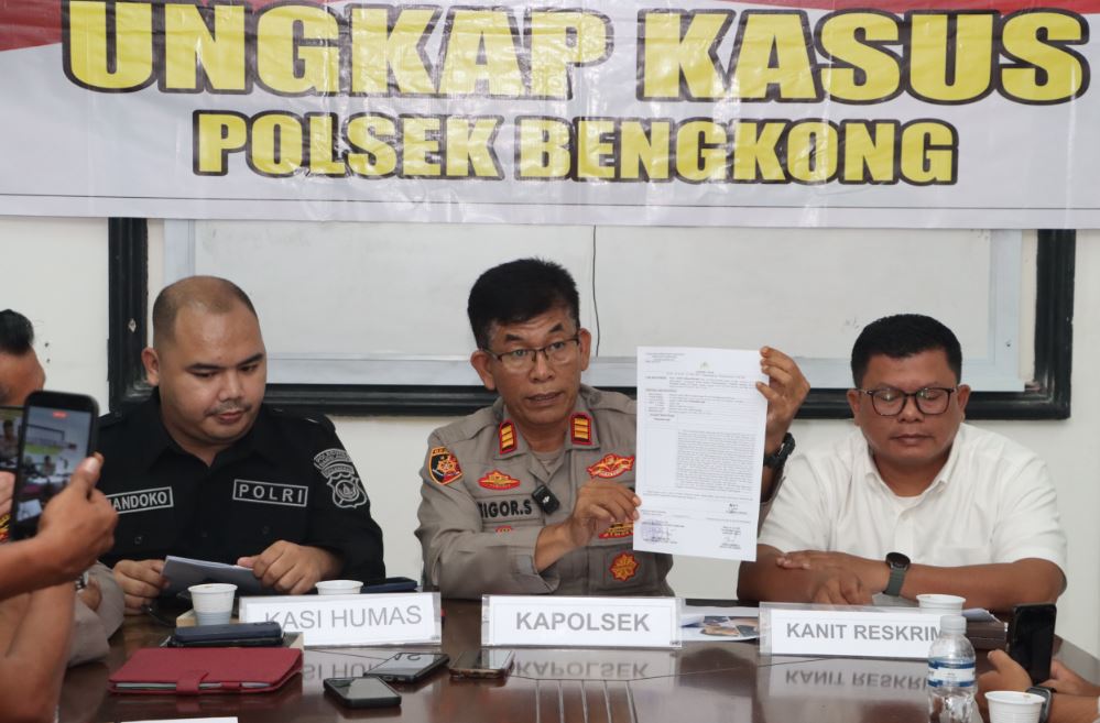 Kapolsek Bengkong AKP Tigor Dabariba menggelar konferensi pers kasus penganiayaan di Batam.