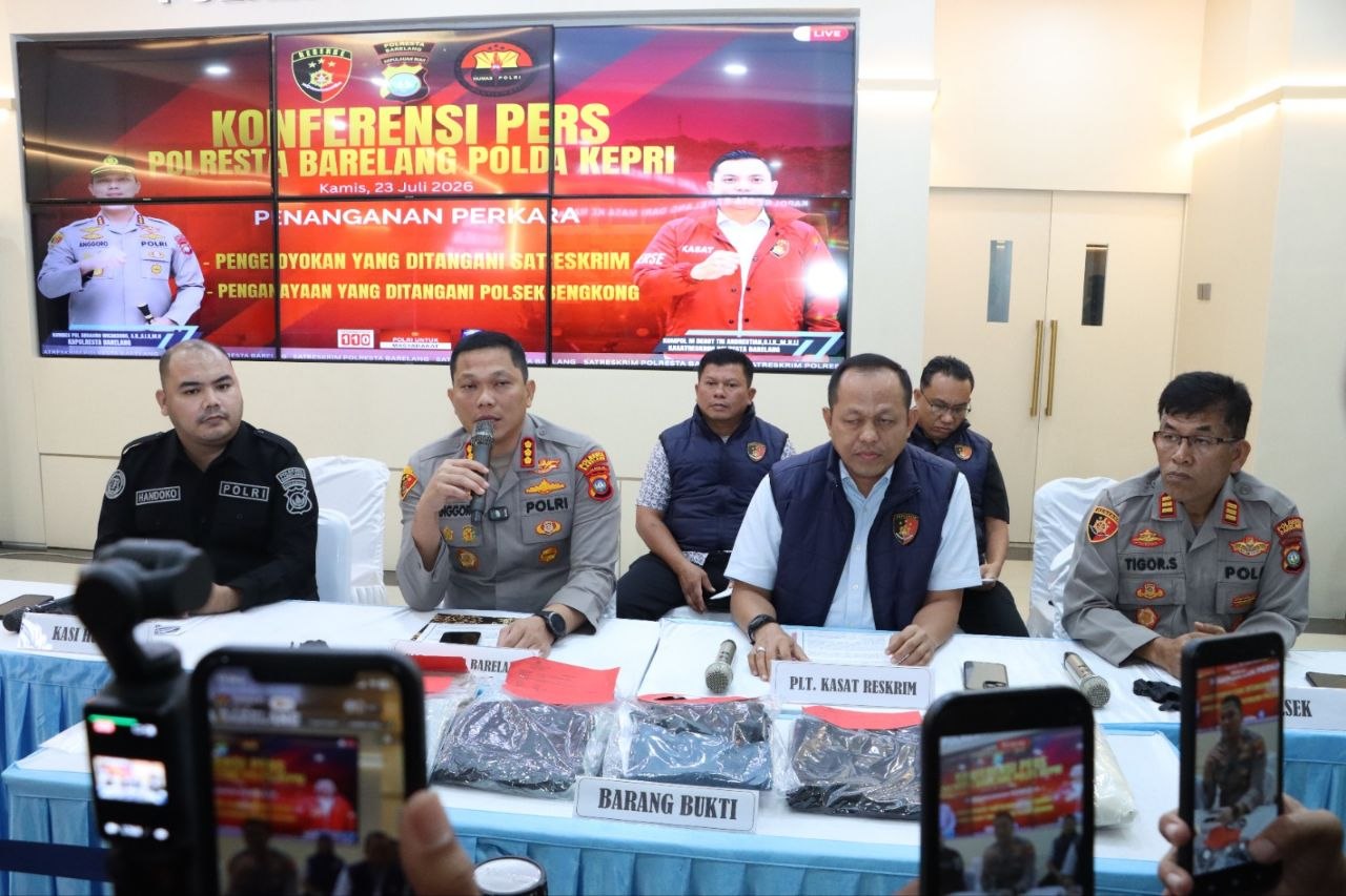 Kapolresta Barelang Kombes Pol Anggoro Wicaksono memimpin konferensi pers kasus pengeroyokan di Homestay Mimi Coco Batam.