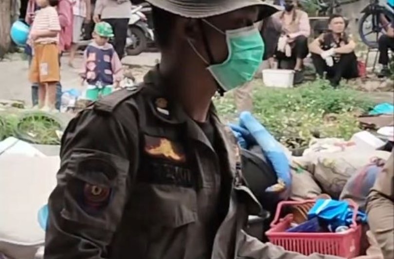 Proses penggusuran lahan sengketa di Bengkong Palapa Batam oleh Tim Terpadu BP Batam menggunakan ekskavator