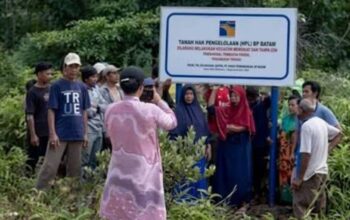Plang HPL BP Batam di kawasan Pantai Melayu Pulau Rempang diprotes warga.