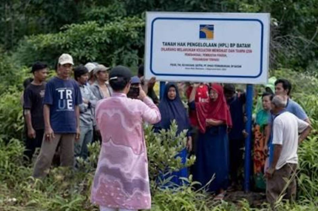 Plang HPL BP Batam di kawasan Pantai Melayu Pulau Rempang diprotes warga.