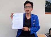 Sekretaris PC PMII Batam Hidayatuddin menunjukkan berkas laporan di Polres Barelang terkait desakan penangkapan dalang mobilisasi siswa.