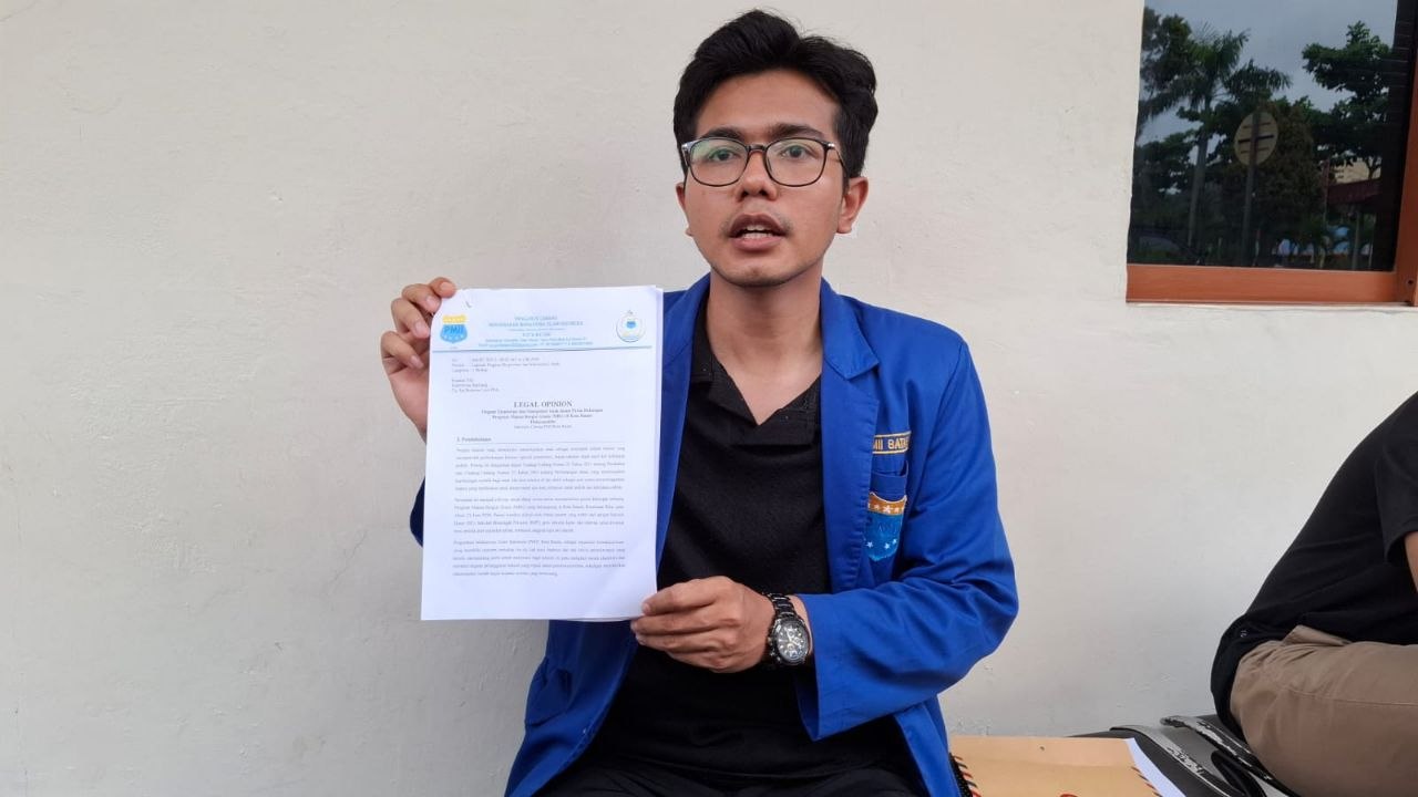 Sekretaris PC PMII Batam Hidayatuddin menunjukkan berkas laporan di Polres Barelang terkait desakan penangkapan dalang mobilisasi siswa.