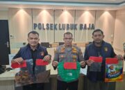 Kapolsek Lubuk Baja Kompol Deni Langie saat merilis kasus ibu pembunuh bayi dalam karung di Batam
