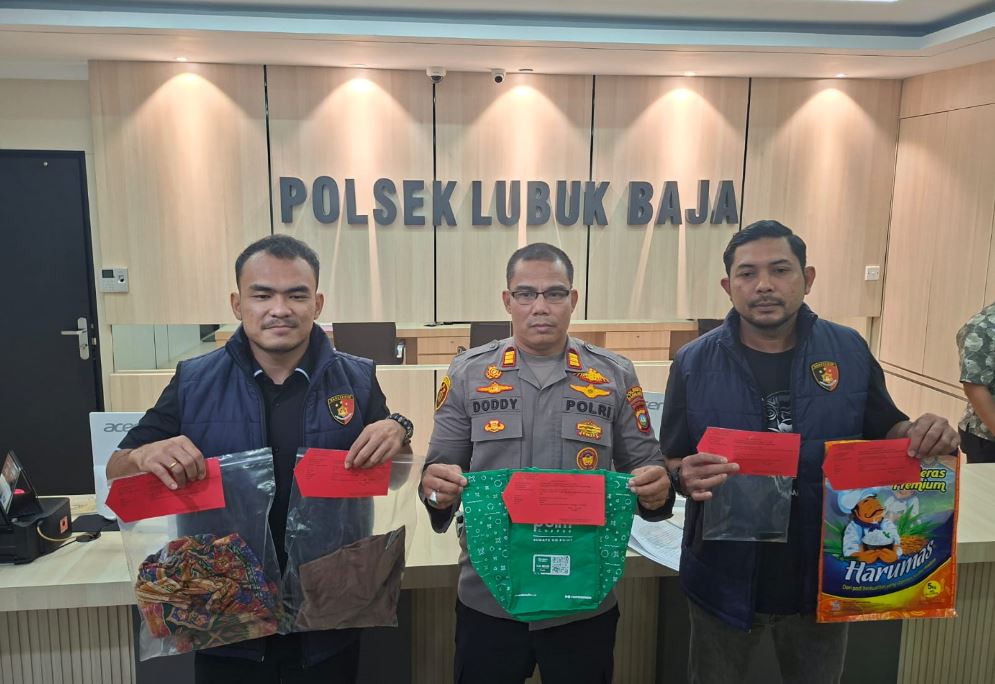 Kapolsek Lubuk Baja Kompol Deni Langie saat merilis kasus ibu pembunuh bayi dalam karung di Batam