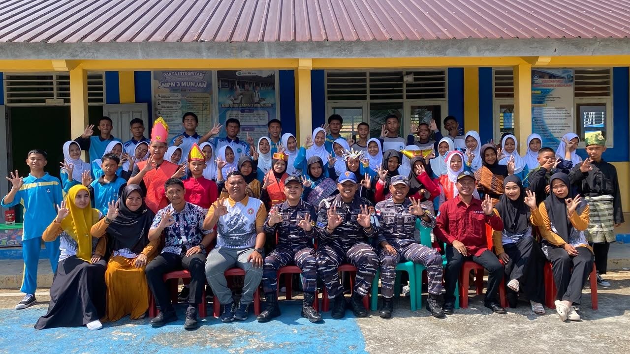 Siswa dan guru SMPN 3 Munjan Anambas deklarasi bersama bebas narkoba bersama prajurit TNI AL