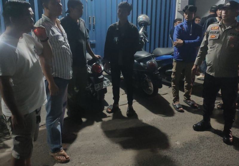Personel Patroli Batara Biru Polsek Batu Ampar saat mendatangi TKP pengamanan terduga pelaku penggelapan motor di kawasan Jodoh Batam.
