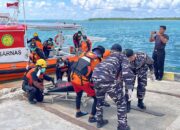 Suasana haru saat evakuasi salah satu korban kecelakaan kapal nelayan KM Ocean Three oleh tim SAR gabungan di Pelabuhan Penagi, Natuna.