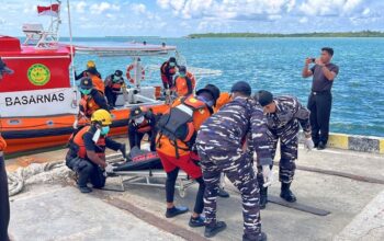 Suasana haru saat evakuasi salah satu korban kecelakaan kapal nelayan KM Ocean Three oleh tim SAR gabungan di Pelabuhan Penagi, Natuna.