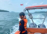 Tim SAR Gabungan melakukan pencarian korban kapal nelayan tenggelam ditabrak tongkang di Perairan Utara Bangka.