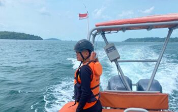 Tim SAR Gabungan melakukan pencarian korban kapal nelayan tenggelam ditabrak tongkang di Perairan Utara Bangka.