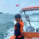 Tim SAR Gabungan melakukan pencarian korban kapal nelayan tenggelam ditabrak tongkang di Perairan Utara Bangka.