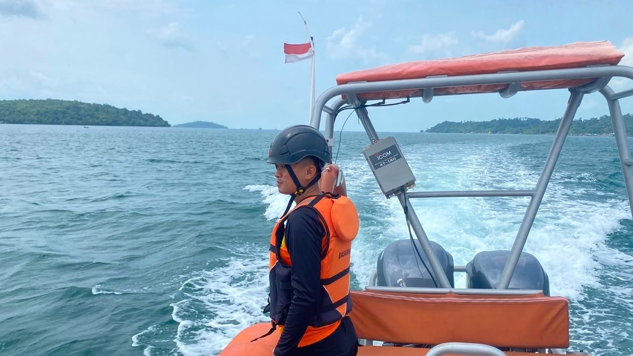 Tim SAR Gabungan melakukan pencarian korban kapal nelayan tenggelam ditabrak tongkang di Perairan Utara Bangka.