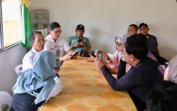 Wali Kota Batam, Amsakar Achmad saat diwawancarai wartawan.