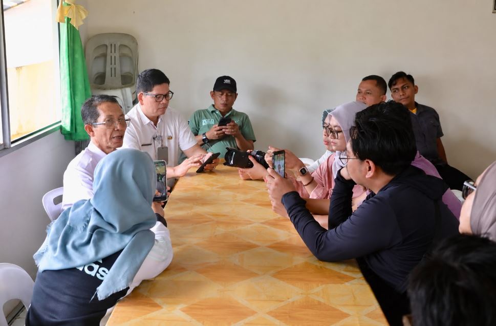 Wali Kota Batam, Amsakar Achmad saat diwawancarai wartawan.
