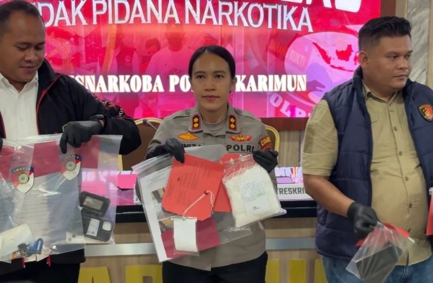 Kapolres Karimun, AKBP Yunita Stefani menunjukkan barang bukti kasus narkoba.