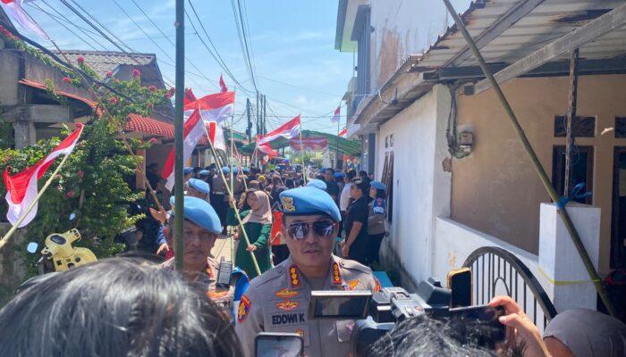 Semarak HUT RI: Polda Kepri Merah-Putihkan Kampung Tua Batam dan Bagikan Ratusan Sembako