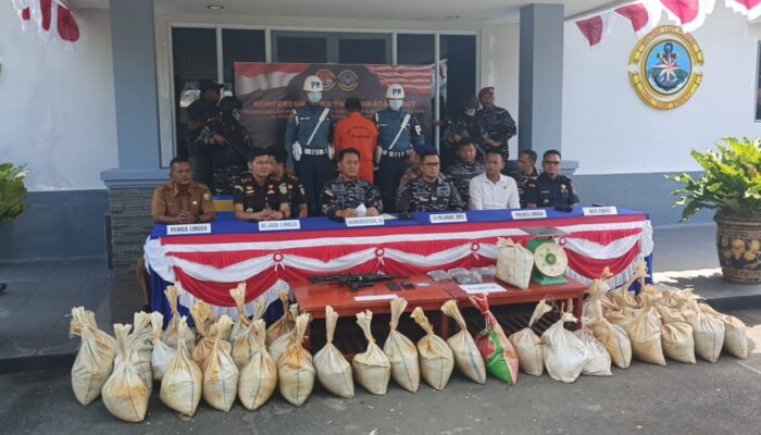 TNI AL Bongkar Modus Baru Penyelundupan Timah di Laut Pekajang, 1,6 Ton Pasir Timah Disembunyikan di Bawah Kerambah, Diduga Akan Diselundupkan ke Malaysia