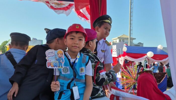 Kostum Profesi Petugas PLN Sukses ‘Setrum’ Perhatian Warga di Karnaval Dabo Singkep