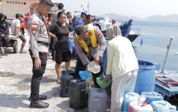 Personel Polres Kepulauan Anambas dan Damkar menyalurkan bantuan air bersih ke warga Desa Sri Tanjung