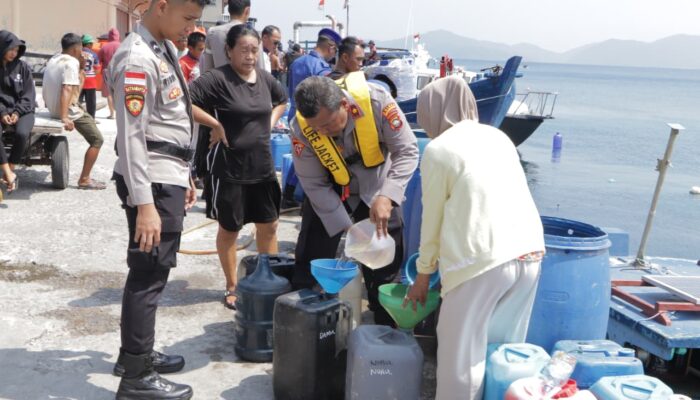 Krisis Air Bersih Akibat Kemarau, Polres Anambas Terjang Laut Salurkan 20 Ton Air ke Desa Sri Tanjung
