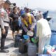 Personel Polres Kepulauan Anambas dan Damkar menyalurkan bantuan air bersih ke warga Desa Sri Tanjung
