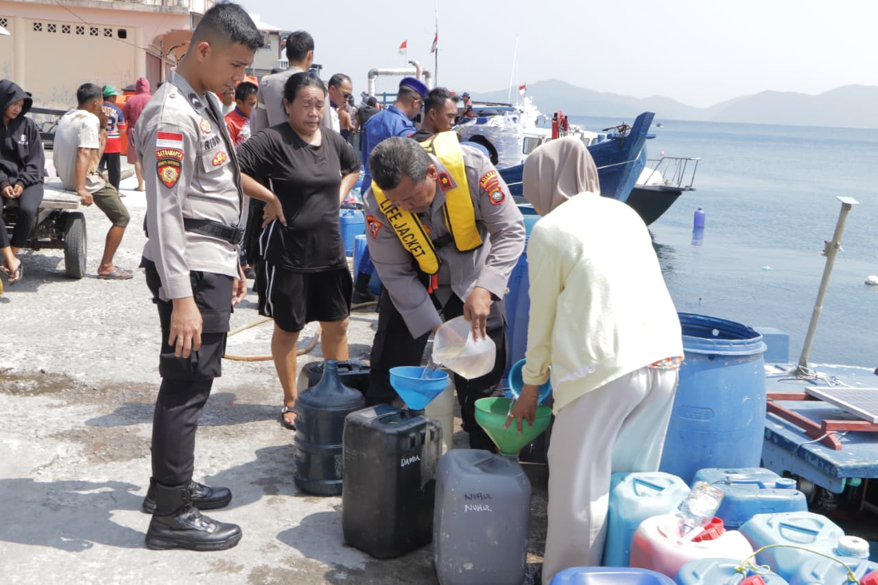 Personel Polres Kepulauan Anambas dan Damkar menyalurkan bantuan air bersih ke warga Desa Sri Tanjung