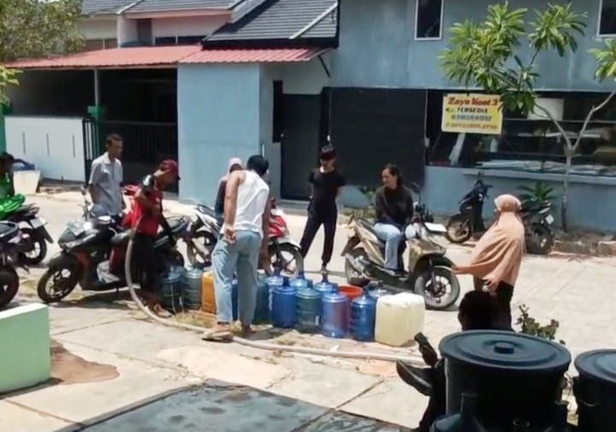 Suasana warga Gesya Eternal Marina Sekupang antre membawa galon dan ember mengisi air bantuan tangki air bersih.