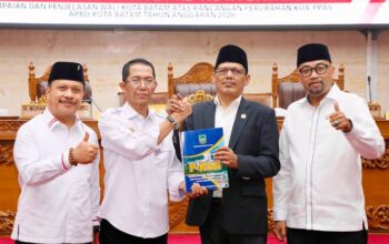 Wali Kota Batam, Amsakar Achmad, menyerahkan Rancangan Perubahan KUA-PPAS kepada pimpinan DPRD Batam saat Sidang Paripurna di Kantor DPRD Batam, Senin (3/8/2026).