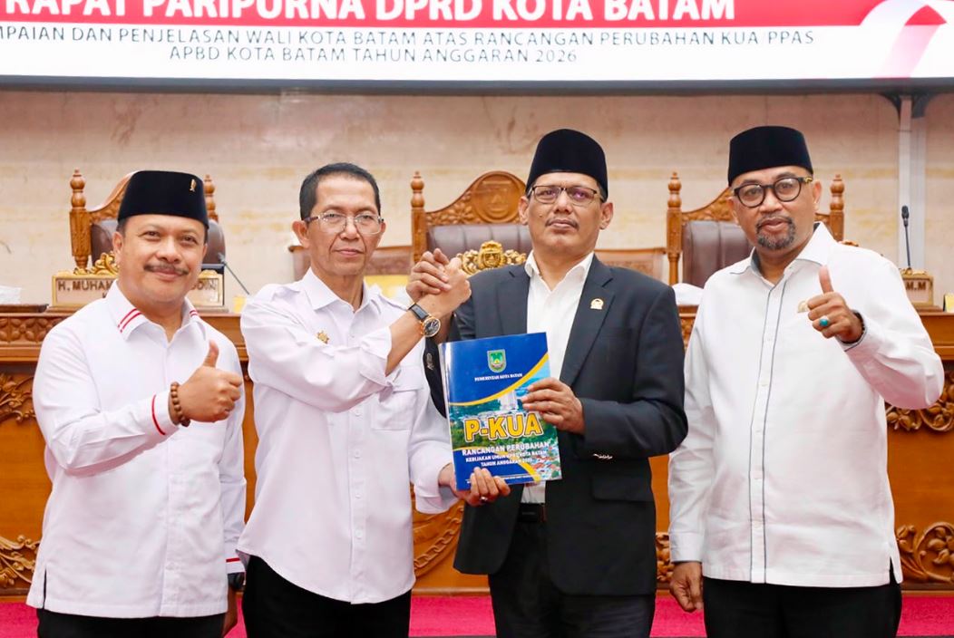 Wali Kota Batam, Amsakar Achmad, menyerahkan Rancangan Perubahan KUA-PPAS kepada pimpinan DPRD Batam saat Sidang Paripurna di Kantor DPRD Batam, Senin (3/8/2026).