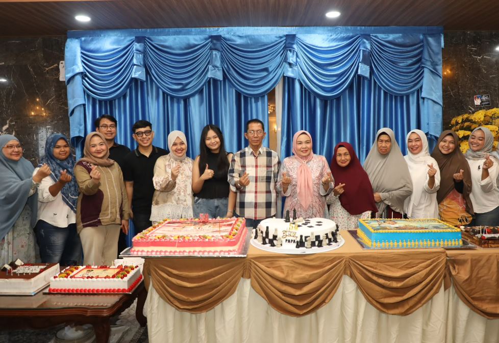 Sejumlah pejabat Forkopimda Batam bersama Wali Kota Batam, Amsakar Achmad, usai memberi kejutan di HUT ke-58 di Wisma Batam, Sekupang, Sabtu (1/8/2026).