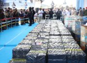 Drum dan tangki air berisi 2.600 liter sabu cair hasil penyitaan tim gabungan BNN di atas kapal MV Ocean Porter.
