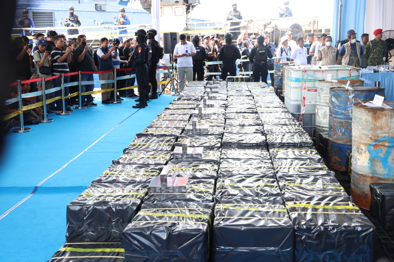 Drum dan tangki air berisi 2.600 liter sabu cair hasil penyitaan tim gabungan BNN di atas kapal MV Ocean Porter.