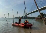 Petugas Pos SAR Batam menyiapkan perahu karet untuk mencari Natalia br Butar Butar di koordinat perairan Barelang.