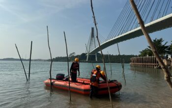 Petugas Pos SAR Batam menyiapkan perahu karet untuk mencari Natalia br Butar Butar di koordinat perairan Barelang.