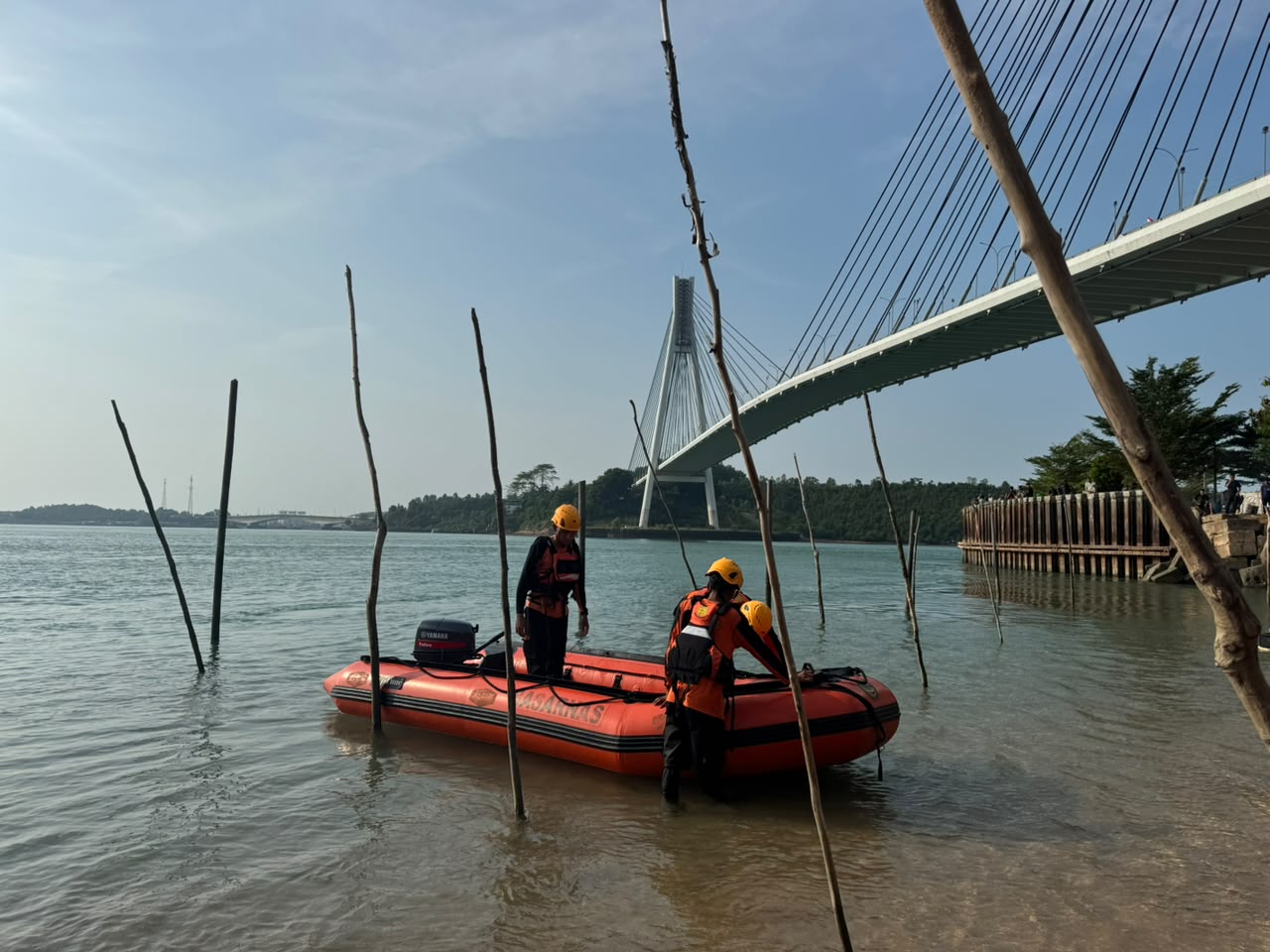 Petugas Pos SAR Batam menyiapkan perahu karet untuk mencari Natalia br Butar Butar di koordinat perairan Barelang.