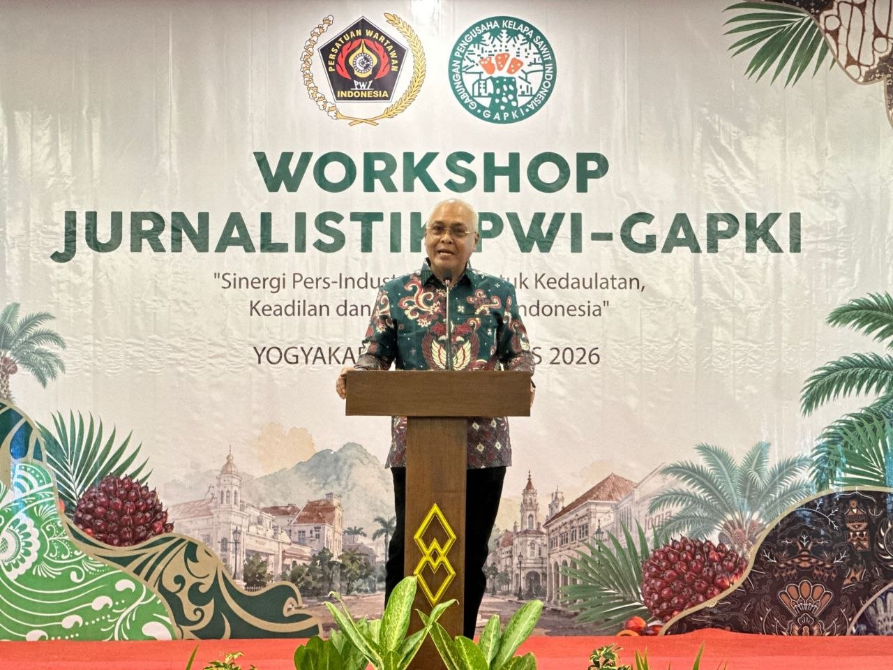 Ketua Umum PWI Pusat Akhmad Munir dalam pembukaan Workshop Jurnalistik Sawit.