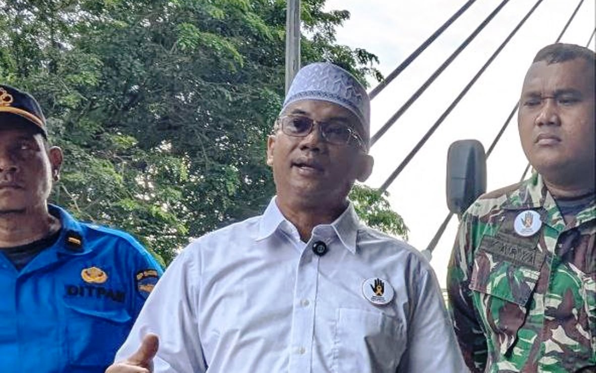 Ustaz Candra Pusponegoro mendoakan dan merukyah kawasan Jembatan I Barelang Batam