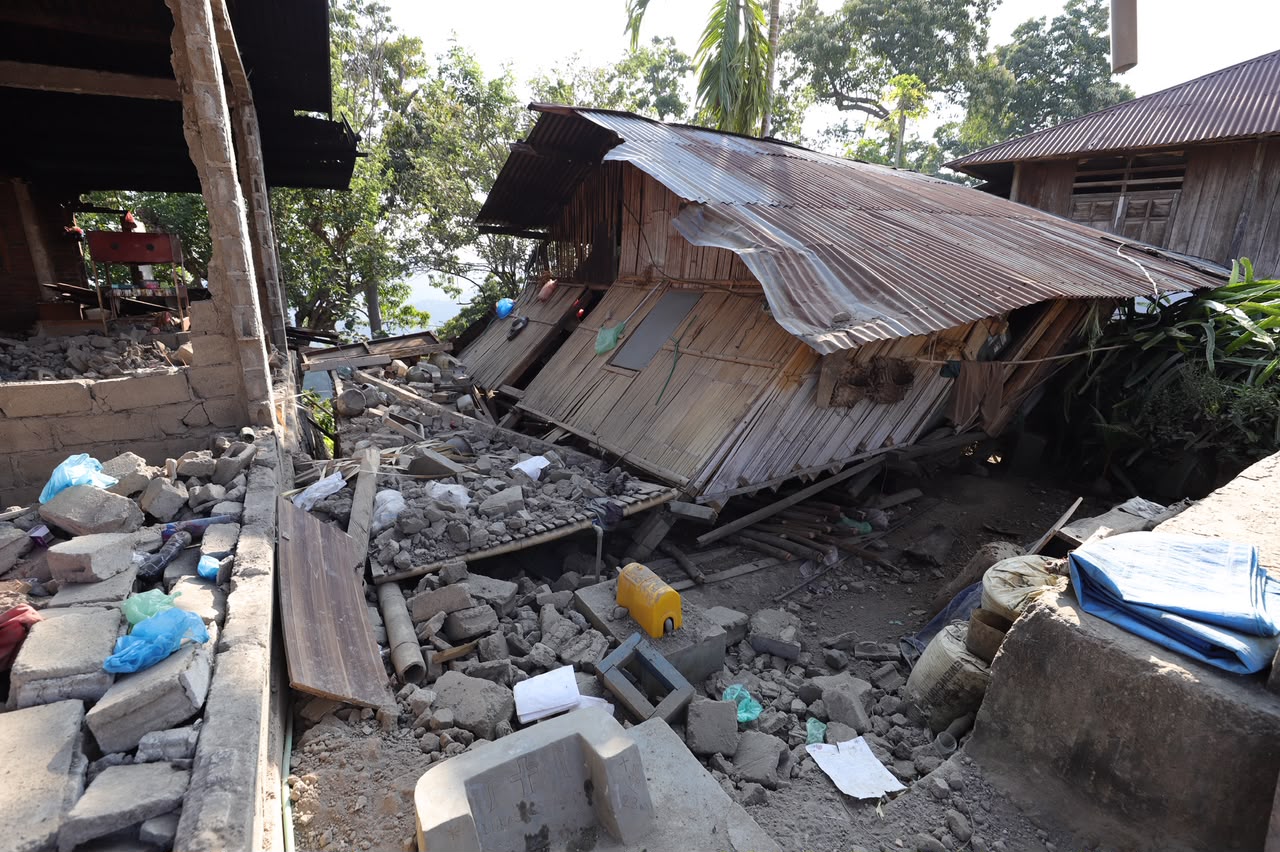 Rumah warga di Manggarai Timur rusak berat akibat gempa M 7,7 Flores NTT.