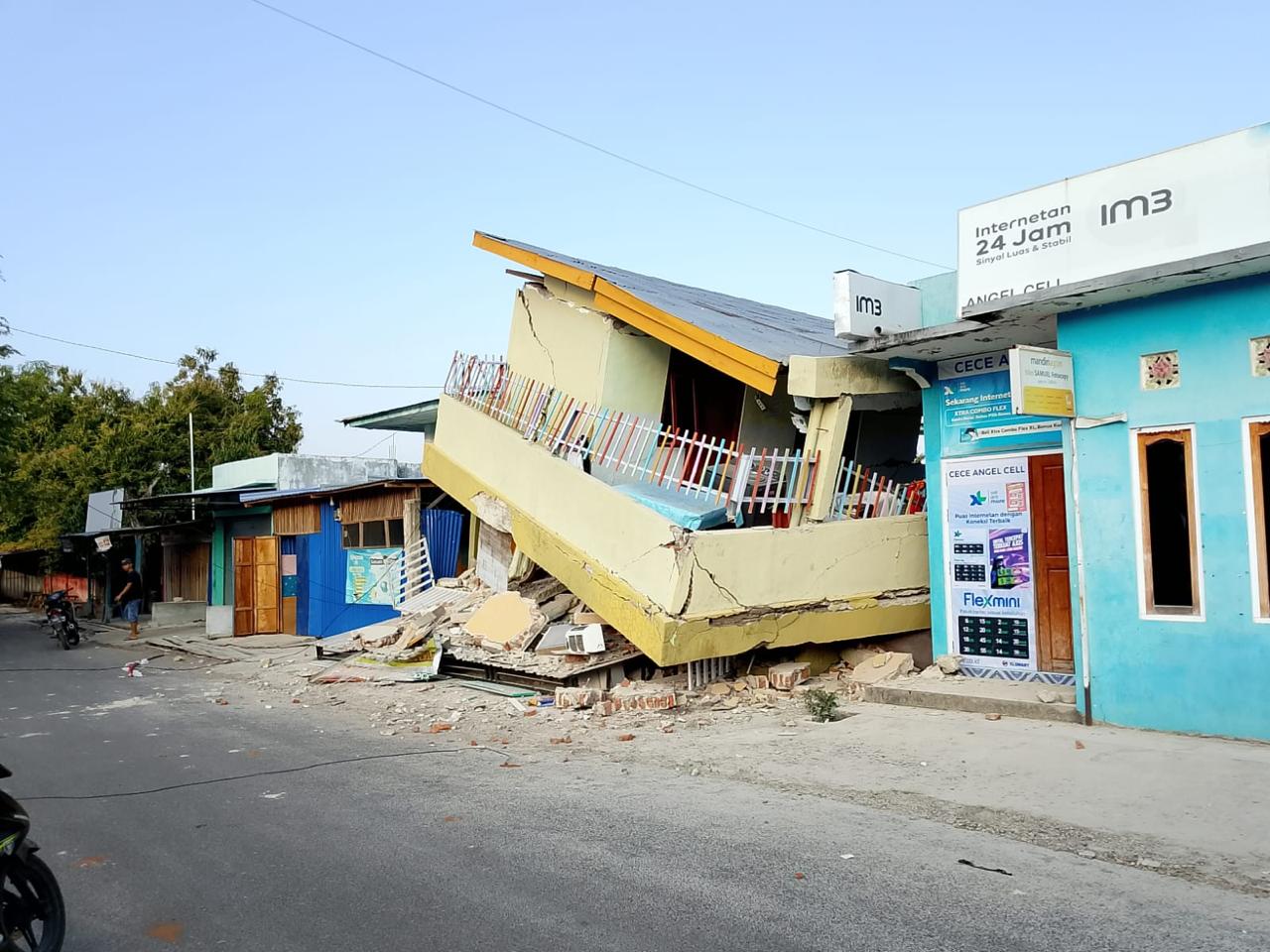 Dampak gempa M7,7 Kabupaten Nagekeo NTT.