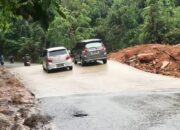 Kondisi perbaikan badan jalan beton menuju Jembatan Sei Ladi Batam yang terkendala pergerakan tanah