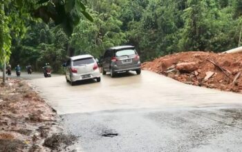 Kondisi perbaikan badan jalan beton menuju Jembatan Sei Ladi Batam yang terkendala pergerakan tanah
